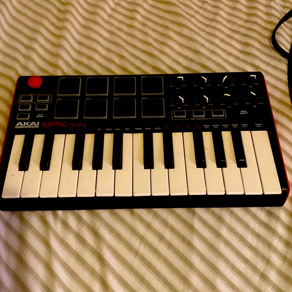 Akai profesional. MPK MINI  piano controller